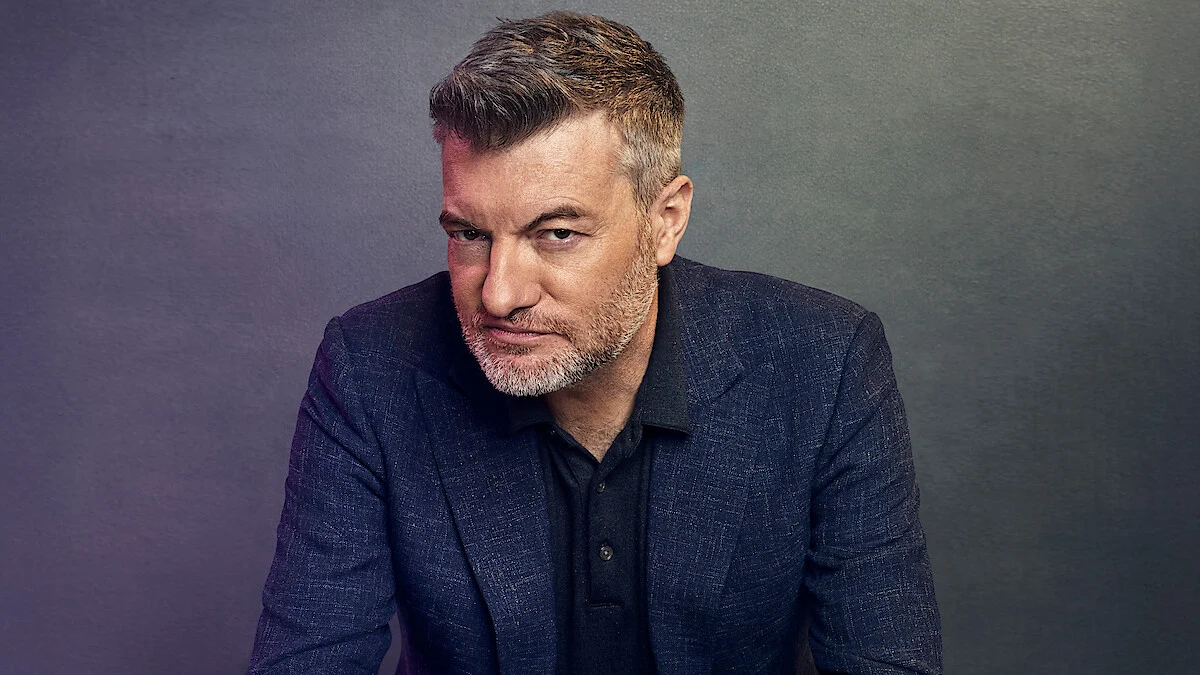 Charlie Brooker em foto de divulgação da Netflix