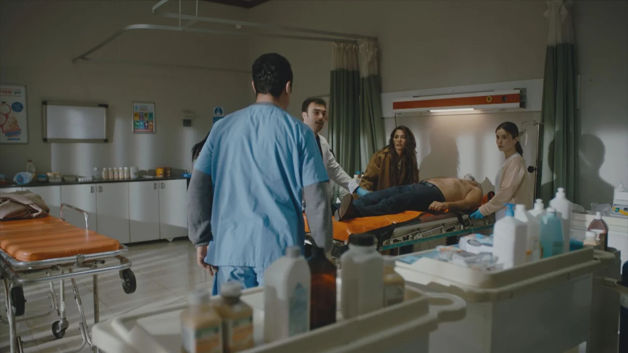 Cena em hospital de Meu Nome é Farah mostra médicos atendendo um paciente