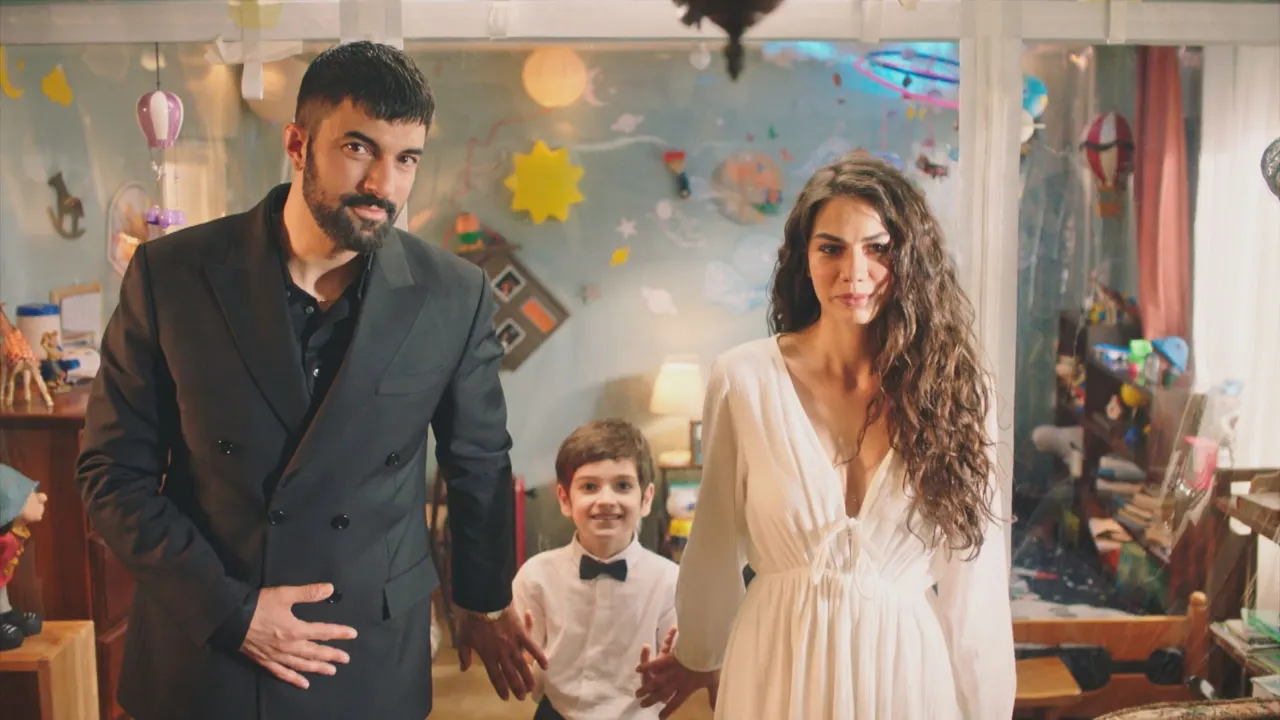 Tahir, Farah e Kerimşah durante a preparação do casamento em Meu Nome é Farah