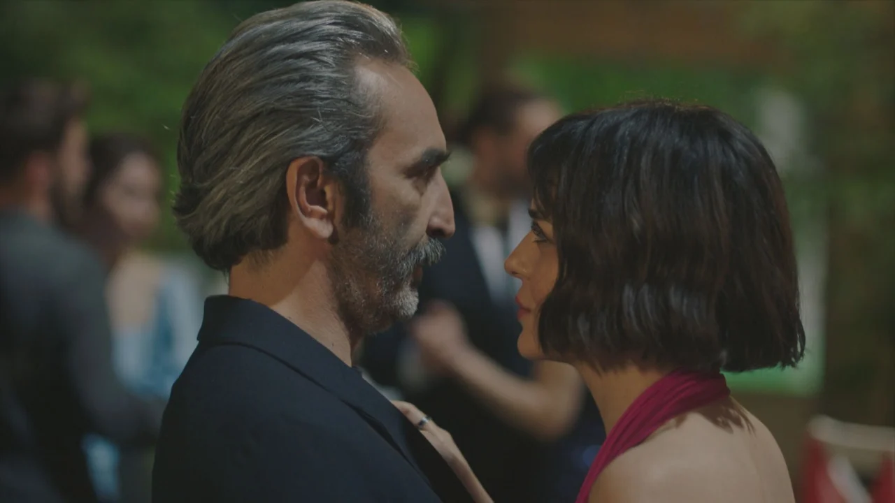 Mehmet e Bade frente a frente durante uma cena romântica de Meu Nome é Farah
