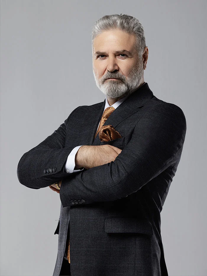 Burak Tamdoğan como Akbar Azadi em Meu Nome é Farah