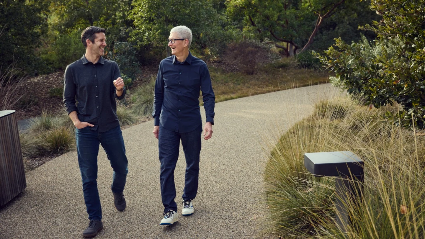 John Ternus e Tim Cook caminham juntos no Apple Park antes da troca de comando da Apple