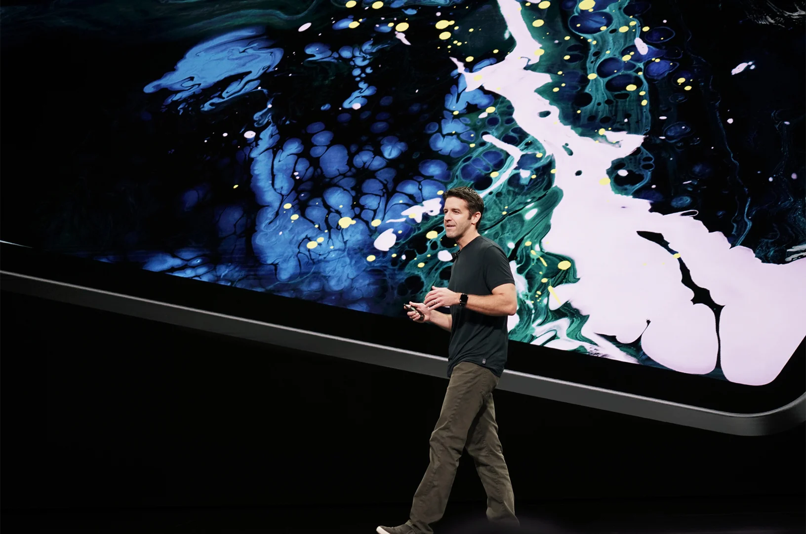John Ternus apresenta o iPad Pro durante evento da Apple em 2018