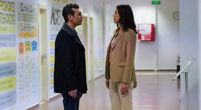 Asya e Volkan conversam em um corredor de hospital na novela Iludida