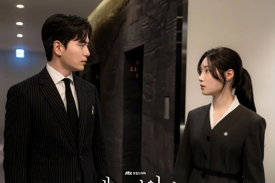 Lee Jin-uk e Jung Chae-yeon como Seok-hoon e Hyo-min em Além do Direito
