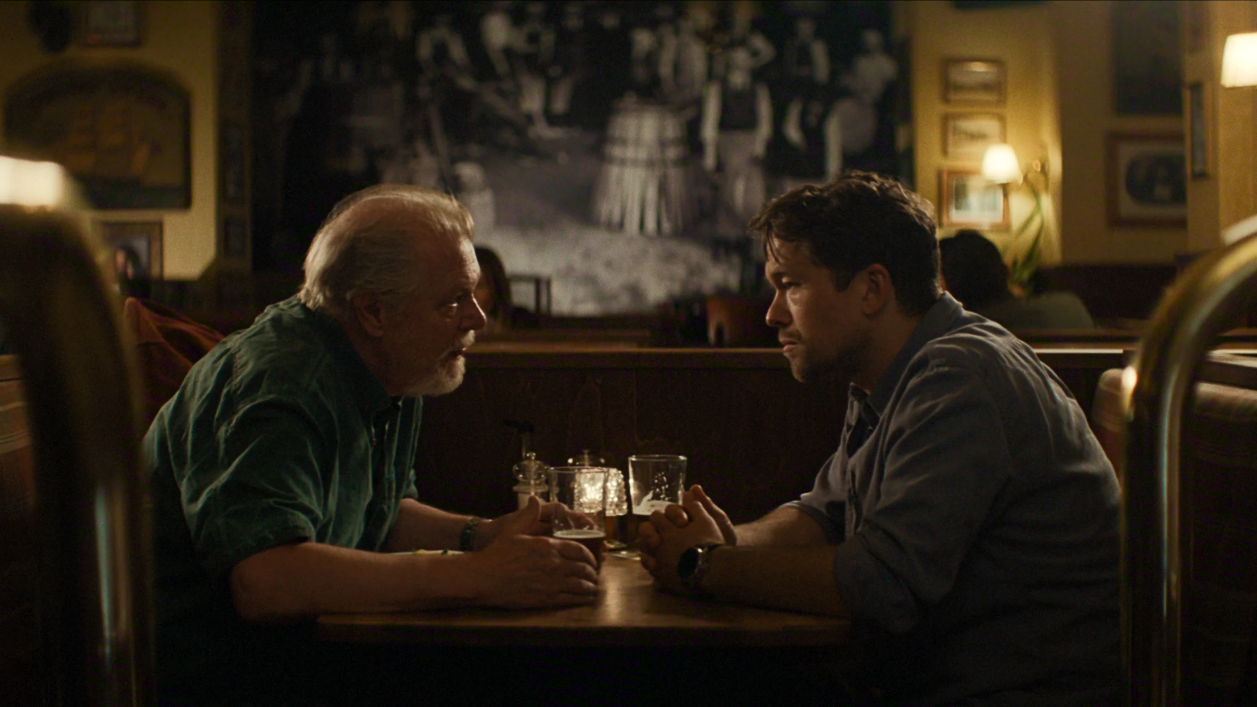 Alfred e Thomas conversam em Sacrifício de Sangue, suspense da Netflix