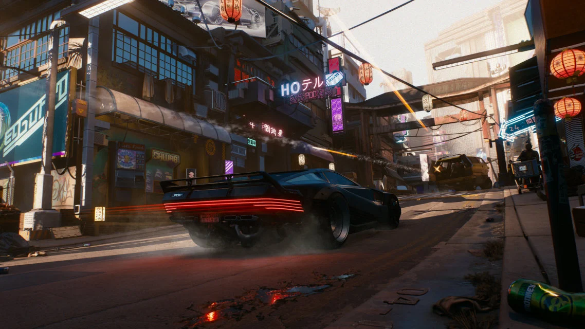 Carro em alta velocidade nas ruas de Night City em Cyberpunk 2077