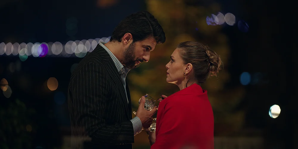 Engin Akyürek e Aslı Enver como Osman e Nihal em Berço de Ouro