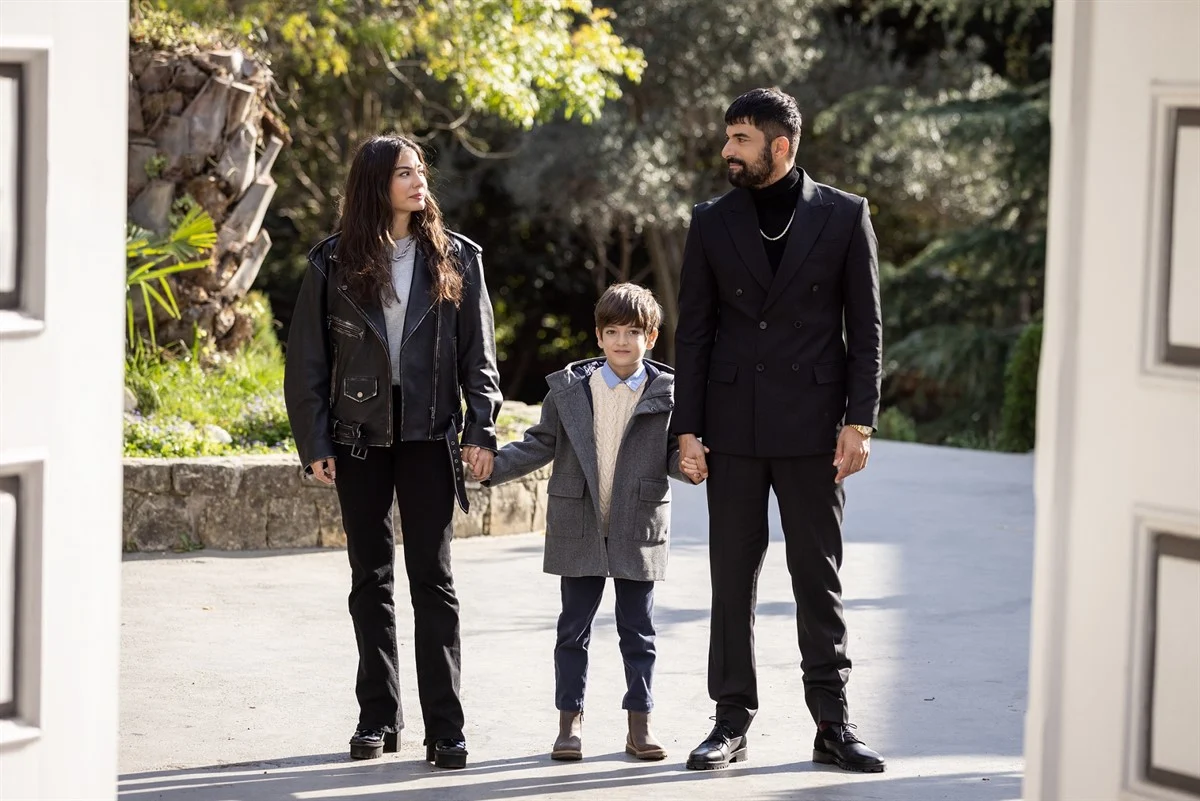 Farah, Tahir e Kerimşah caminham juntos em Meu Nome é Farah