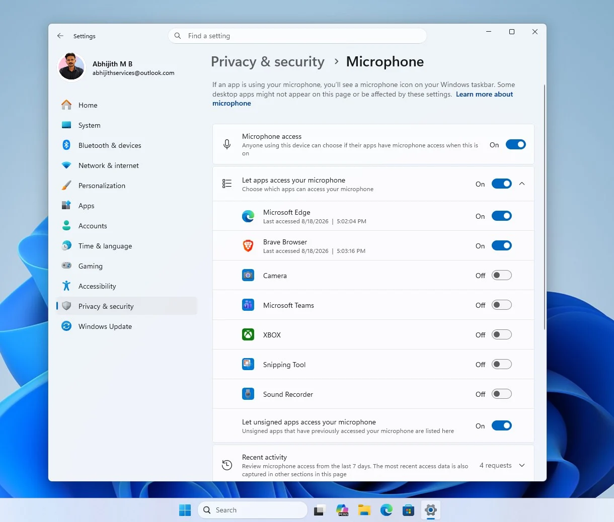 Windows 11 mostrando permissões individuais de microfone para Microsoft Edge e Brave