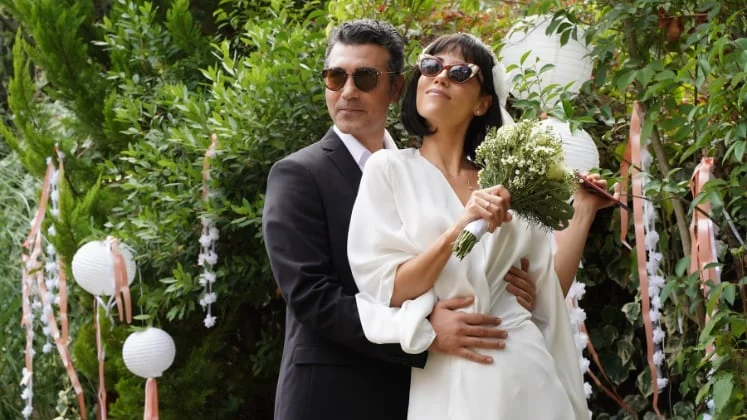 Cansu Dere e Caner Cindoruk como Asya e Volkan na novela turca Iludida