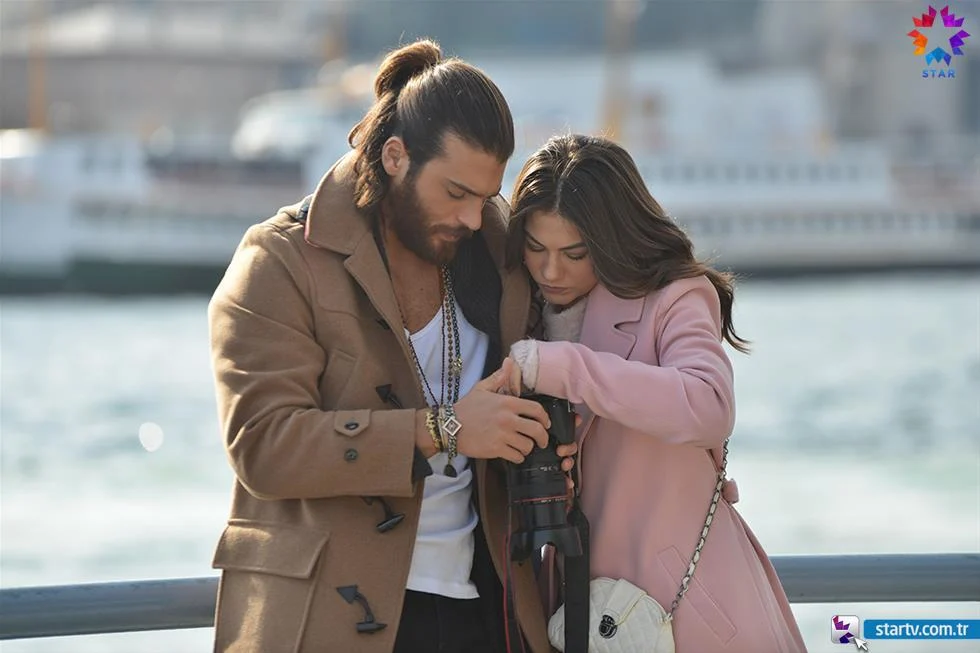 Demet Özdemir e Can Yaman como Sanem e Can em A Sonhadora