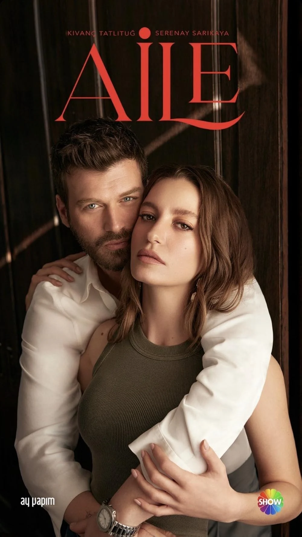 Kıvanç Tatlıtuğ e Serenay Sarıkaya como Aslan e Devin em Aile
