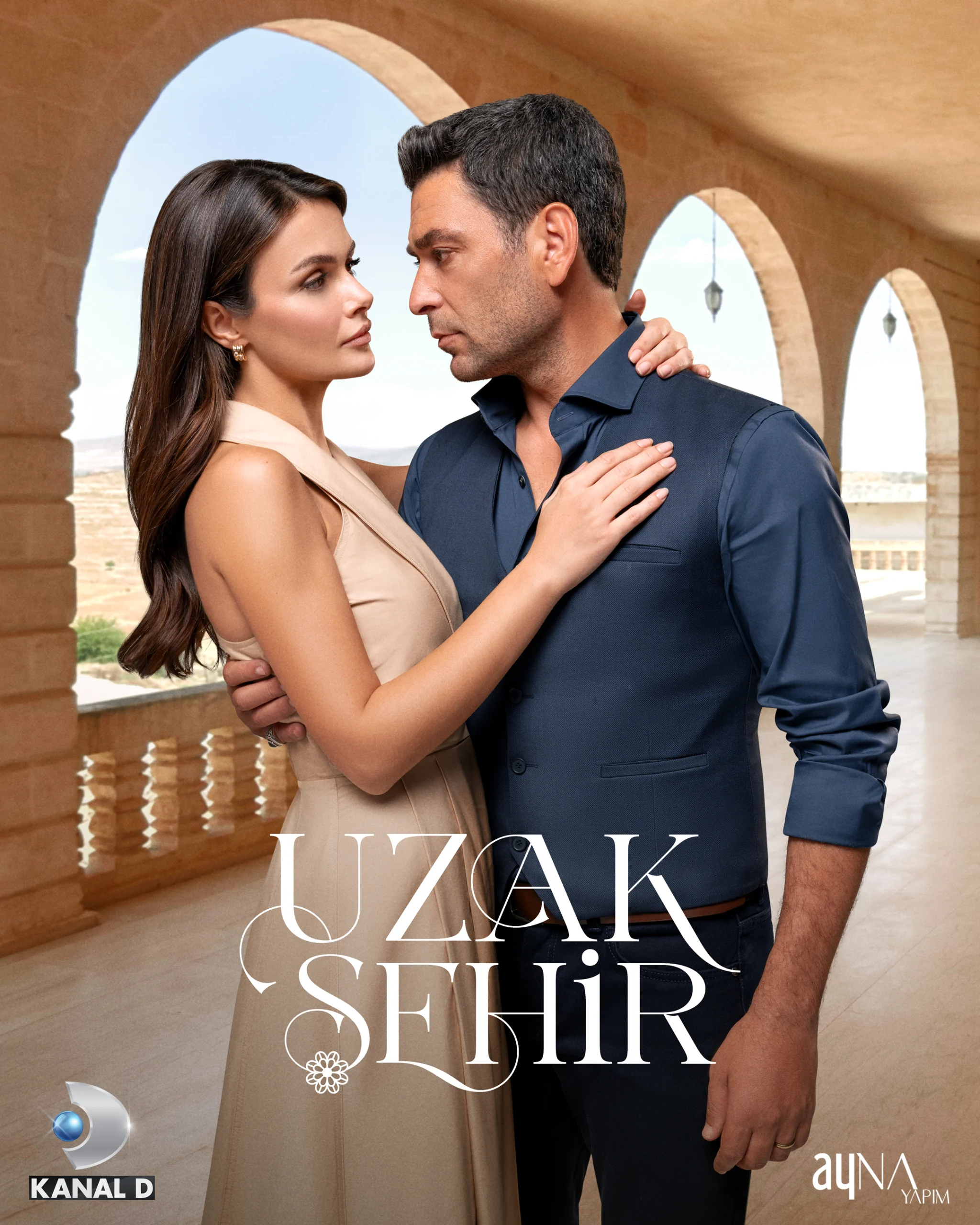 Alya, Cihan e Deniz no pôster de Longe Demais, série turca Uzak Şehir
