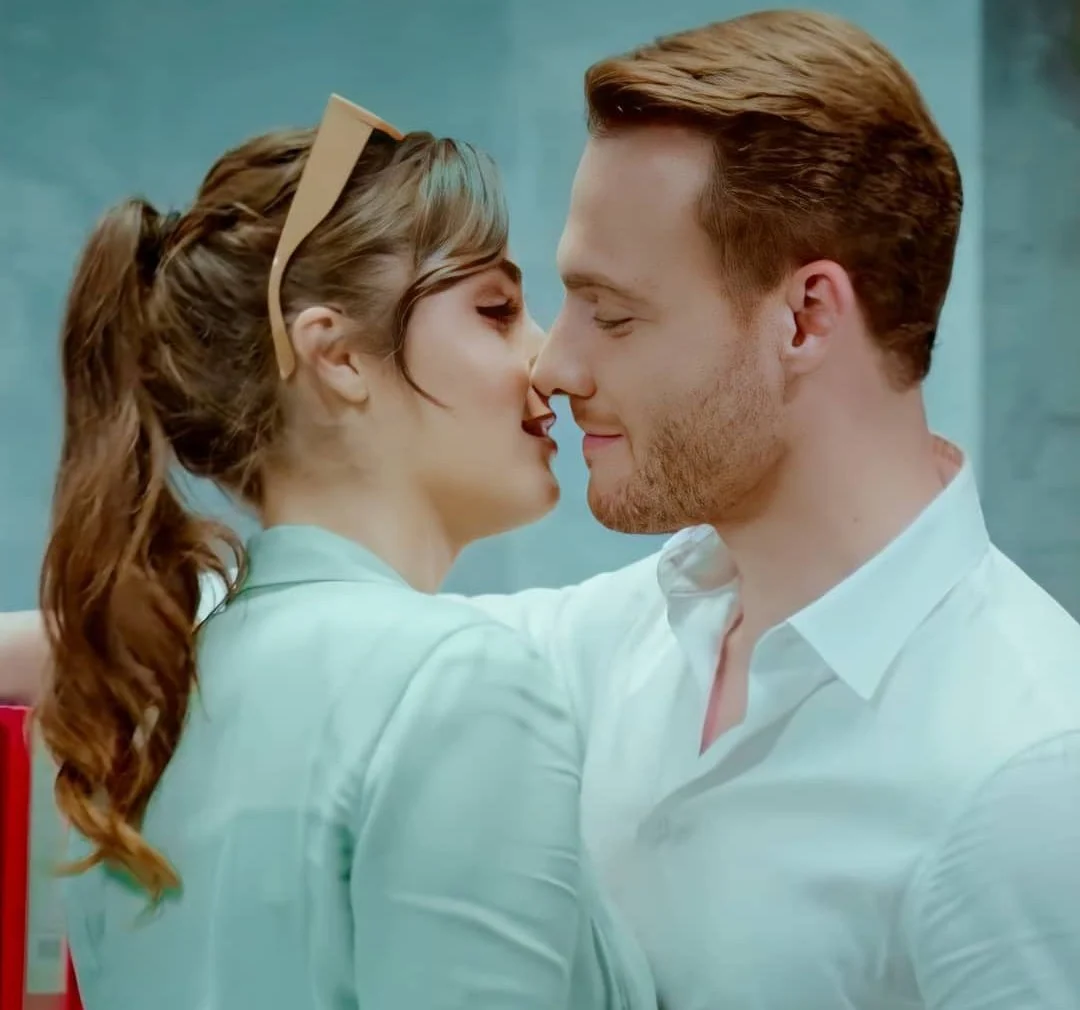 Hande Erçel e Kerem Bürsin como Eda e Serkan em Será Isso Amor