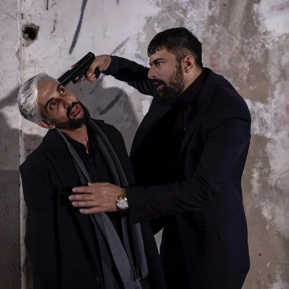 Tahir aponta uma arma durante confronto em Meu Nome é Farah