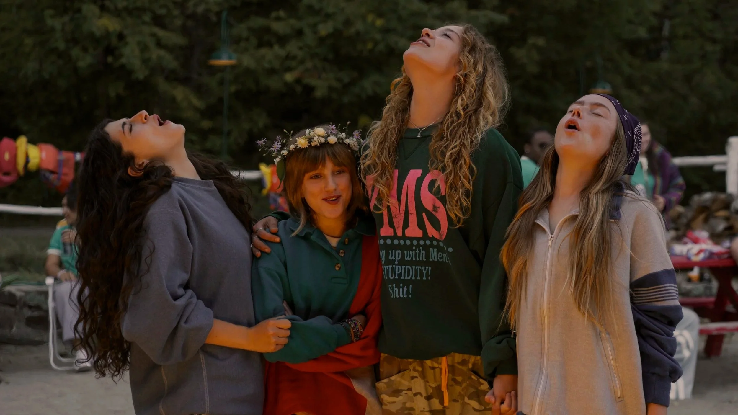 Annie e outras jovens reunidas em Sterling Point