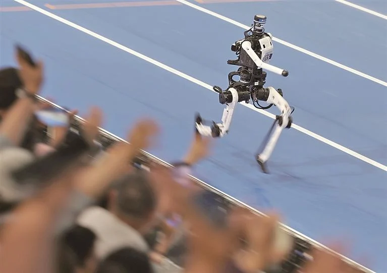 Robô humanoide correndo durante os Jogos Mundiais de Robôs Humanoides de 2026