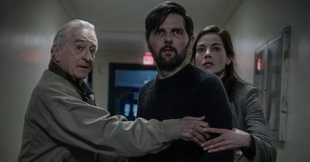 Robert De Niro, Adam Scott e Michelle Monaghan em O Homem que Sussurra