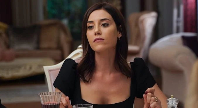 Cansu Dere como Asya na novela turca Iludida
