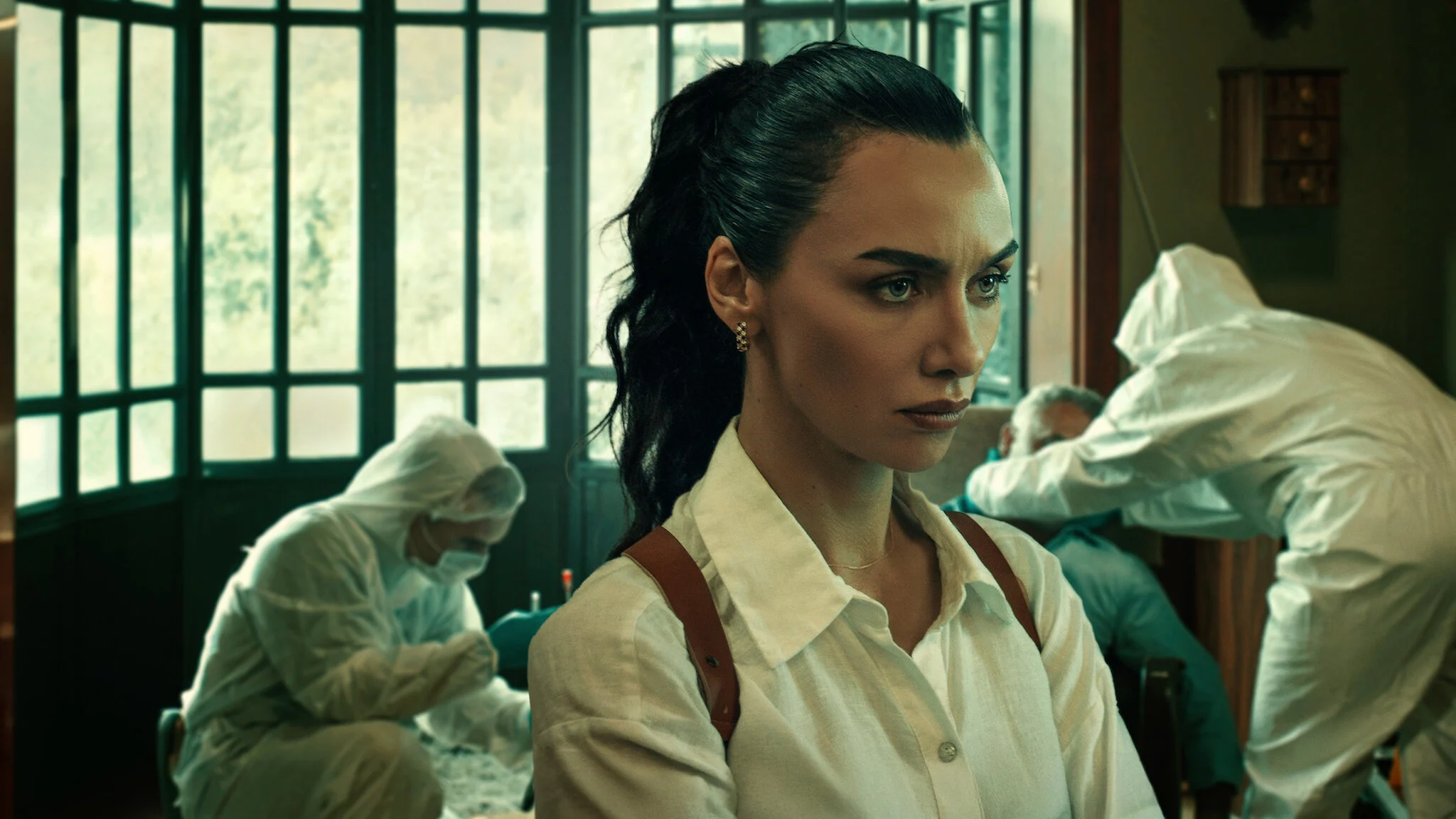 Birce Akalay como a comissária Önem em Cemitério