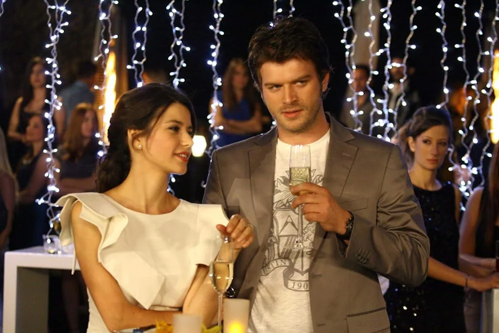 Beren Saat e Kıvanç Tatlıtuğ como Bihter e Behlül em Amor Proibido