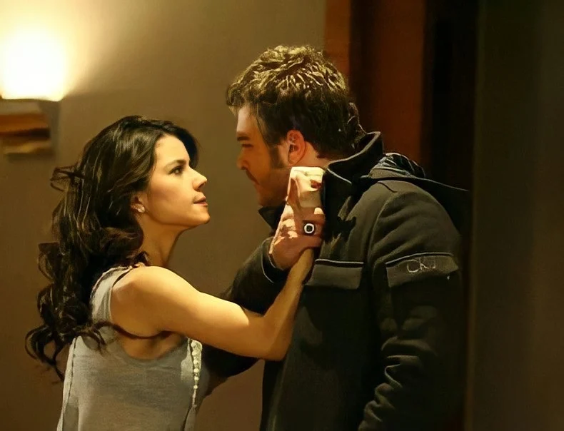 Bihter segura Behlül durante cena de Amor Proibido