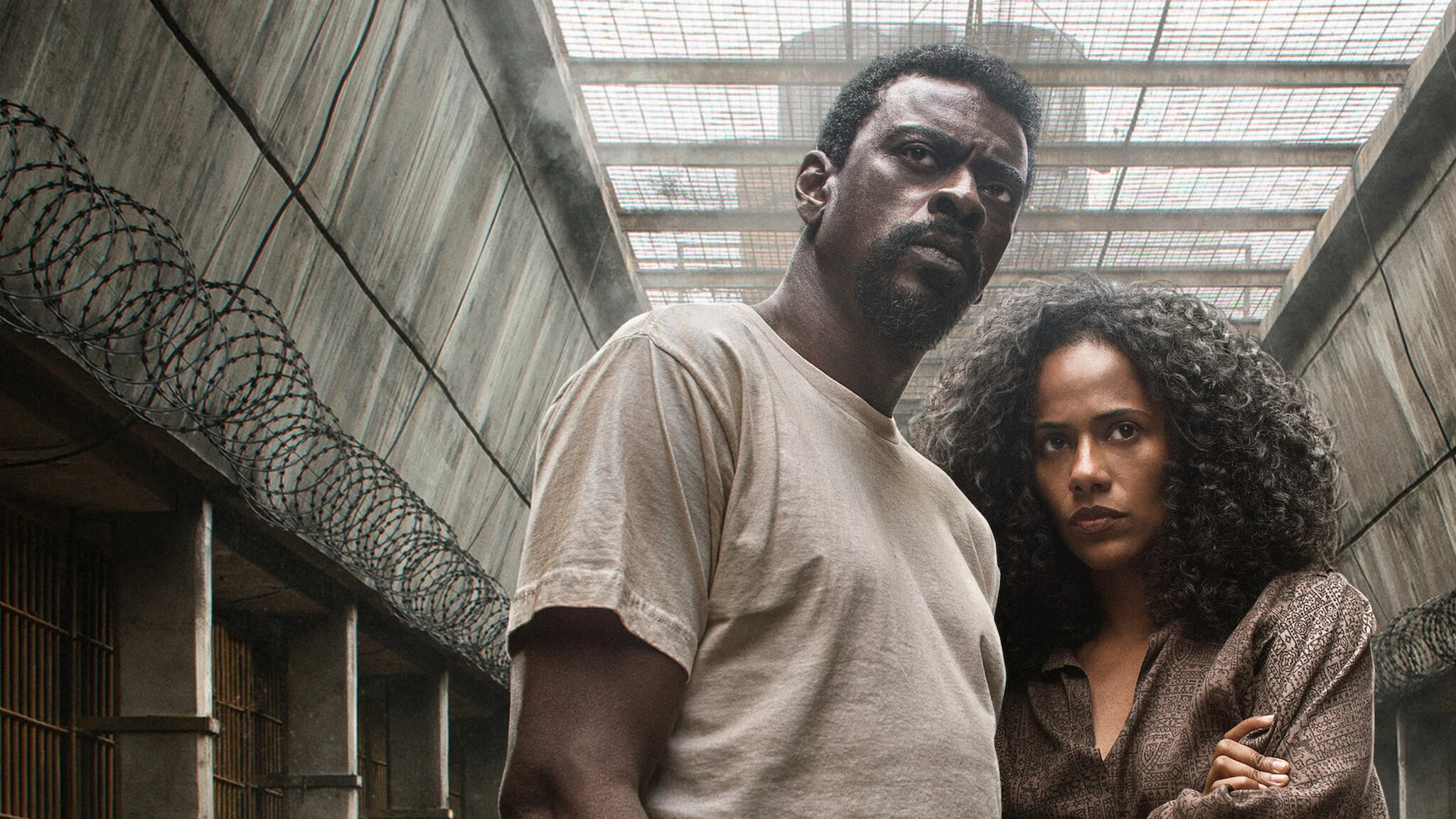Seu Jorge como Edson e Naruna Costa como Cristina em Irmandade