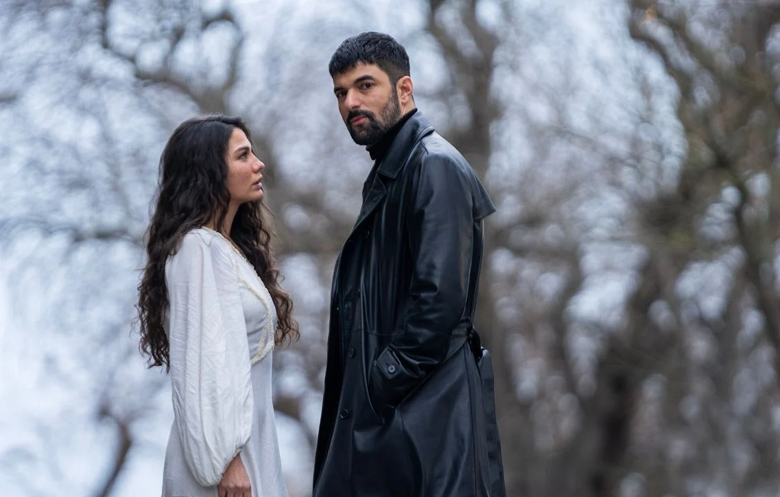 Farah e Tahir em cena dramática de Meu Nome é Farah
