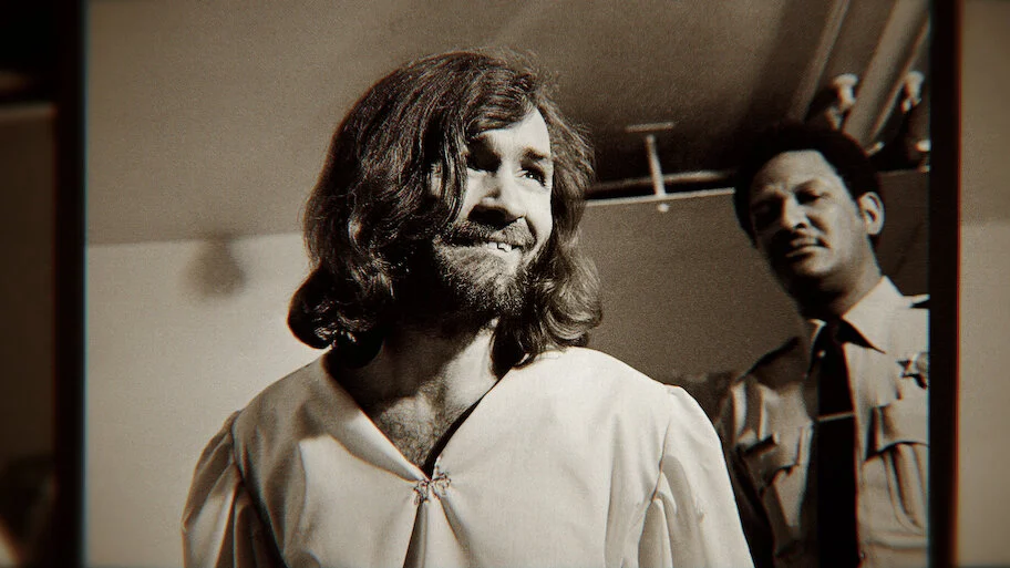Charles Manson sendo levado pelas autoridades