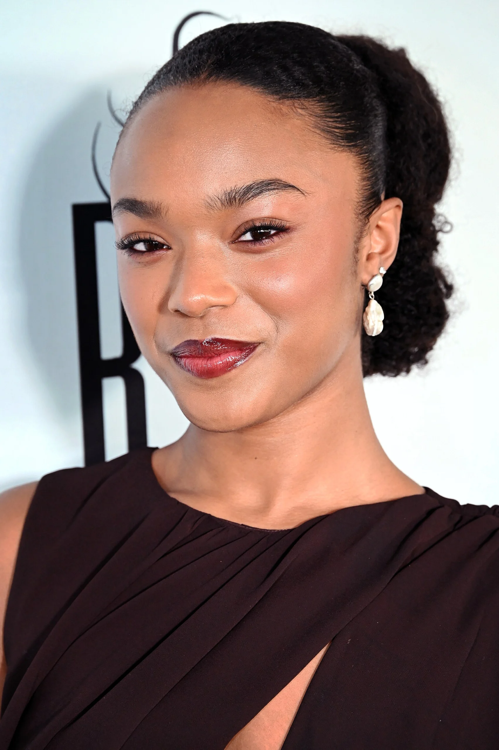Retrato de Maya Boyd antes de interpretar Tempestade nos X-Men