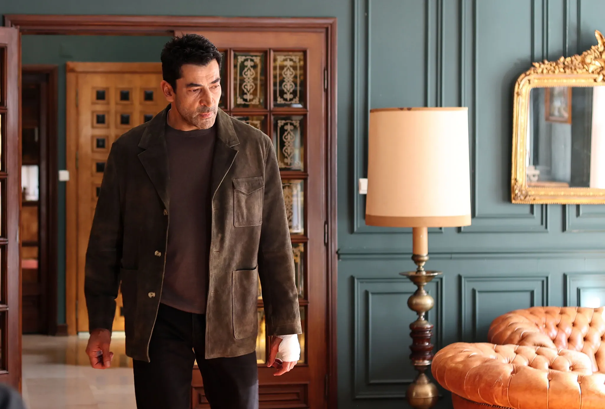 Kenan İmirzalıoğlu como Doğan em uma sala na novela turca A.B.İ.