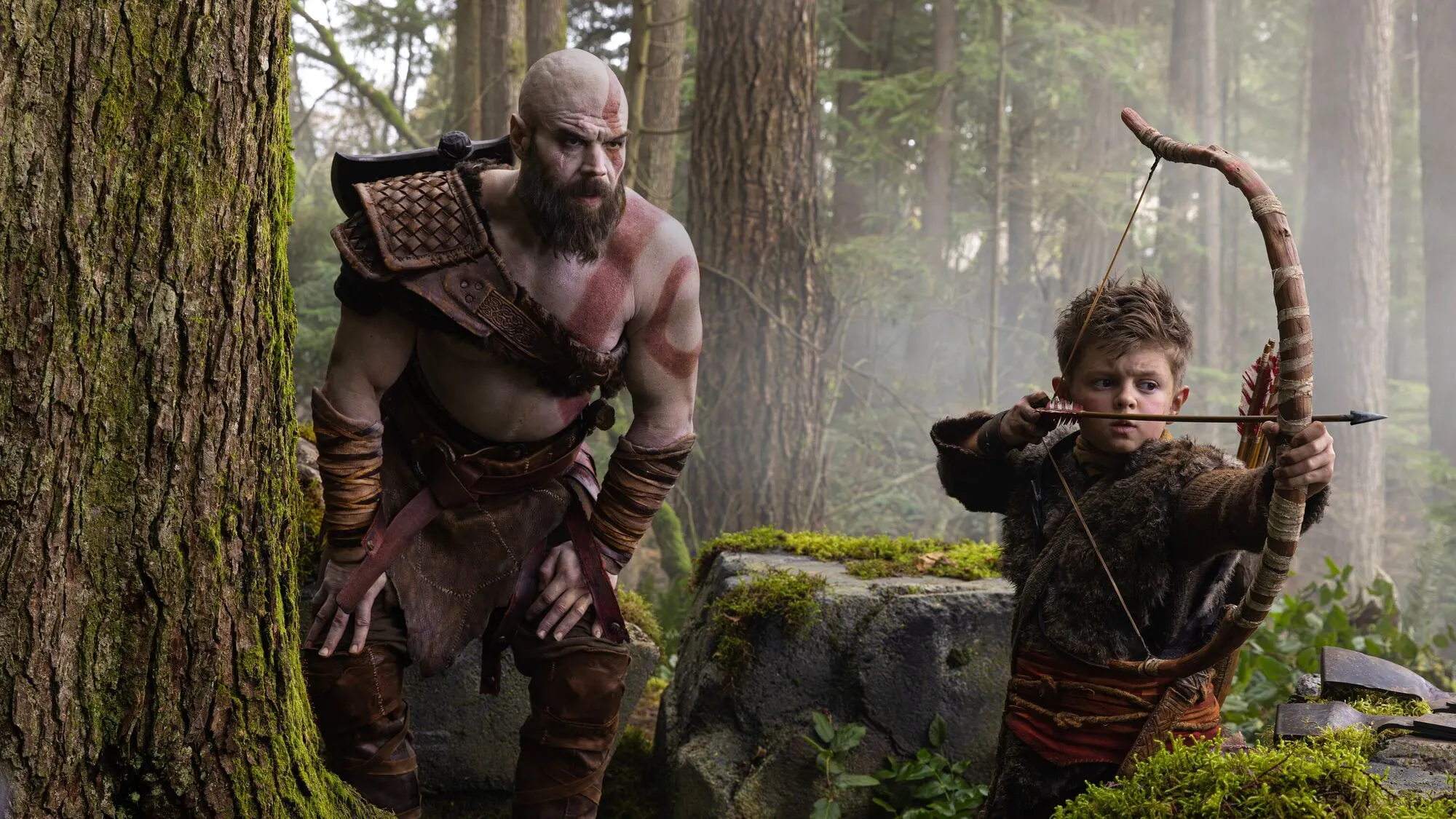 Ryan Hurst como Kratos ao lado de Callum Vinson como Atreus na série de God of War