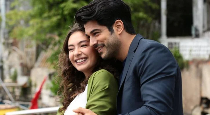 Neslihan Atagül e Burak Özçivit como Nihan e Kemal em Amor Sem Fim