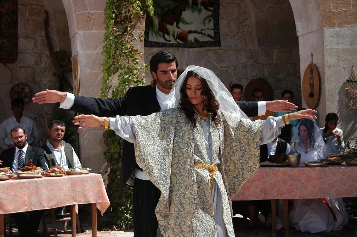 Sila e Boran durante o casamento na novela Sila Prisioneira do Amor