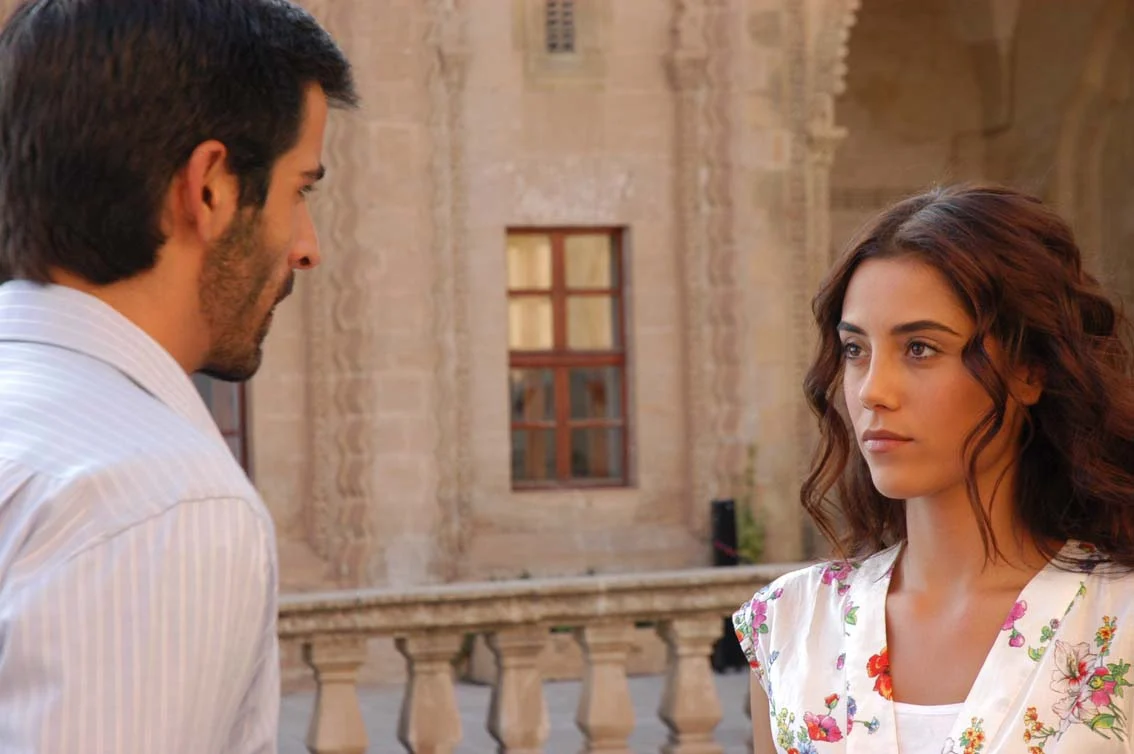 Cansu Dere como Sila diante de Boran em Sila Prisioneira do Amor