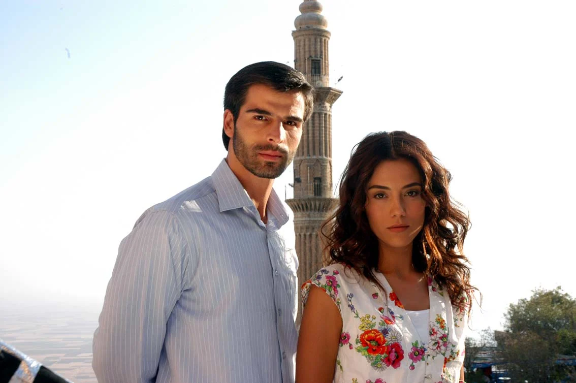 Cansu Dere e Mehmet Akif Alakurt como Sila e Boran na novela turca Sila Prisioneira do Amor
