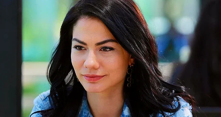 Atriz de Meu Nome é Farah tem novela completa com 201 capítulos dublados e grátis no YouTube