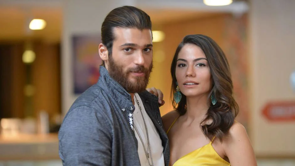Can Yaman e Demet Özdemir juntos em A Sonhadora, série turca Erkenci Kuş