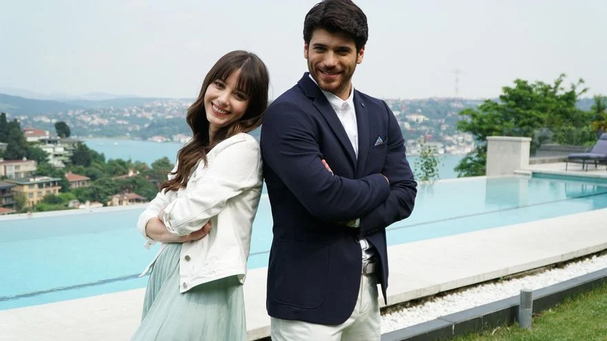 Özge Gürel e Can Yaman como Nazlı e Ferit na novela Dolunay
