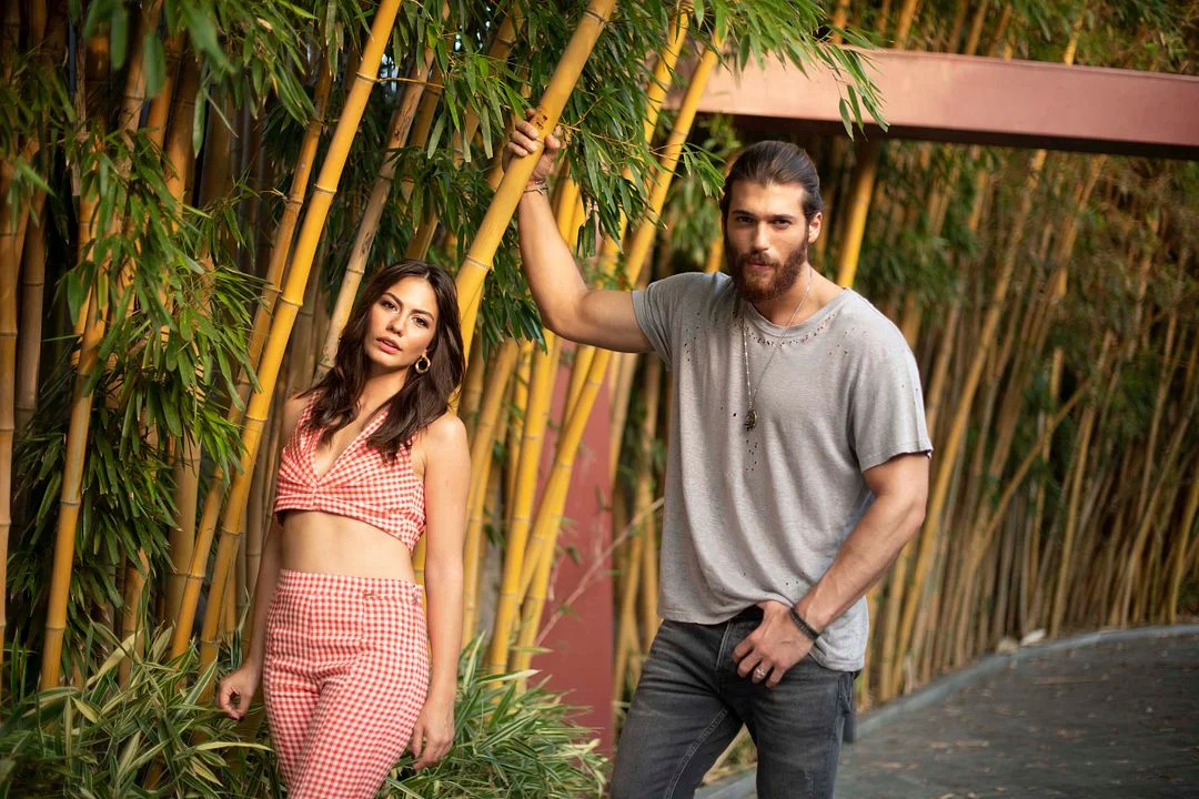 Demet Özdemir e Can Yaman como Sanem e Can em A Sonhadora