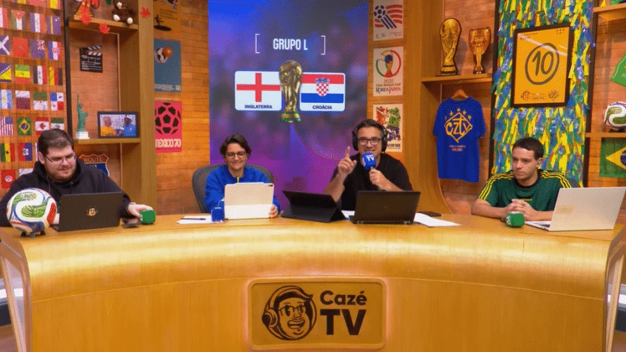 Casimiro Miguel e equipe durante transmissão da CazéTV