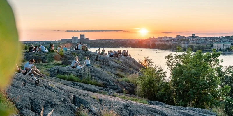 Pôr do sol durante uma noite de verão em Estocolmo, na Suécia