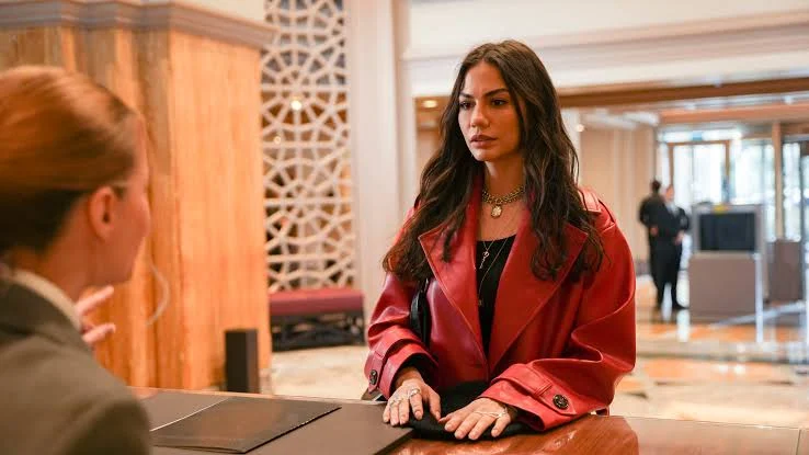 Demet Özdemir atriz de Meu Nome é Farah e Eşref Rüya