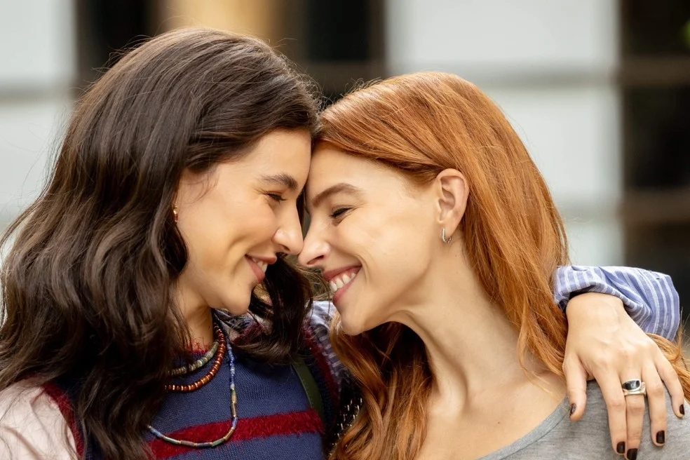 Lorena e Juquinha abraçadas em Loquinha