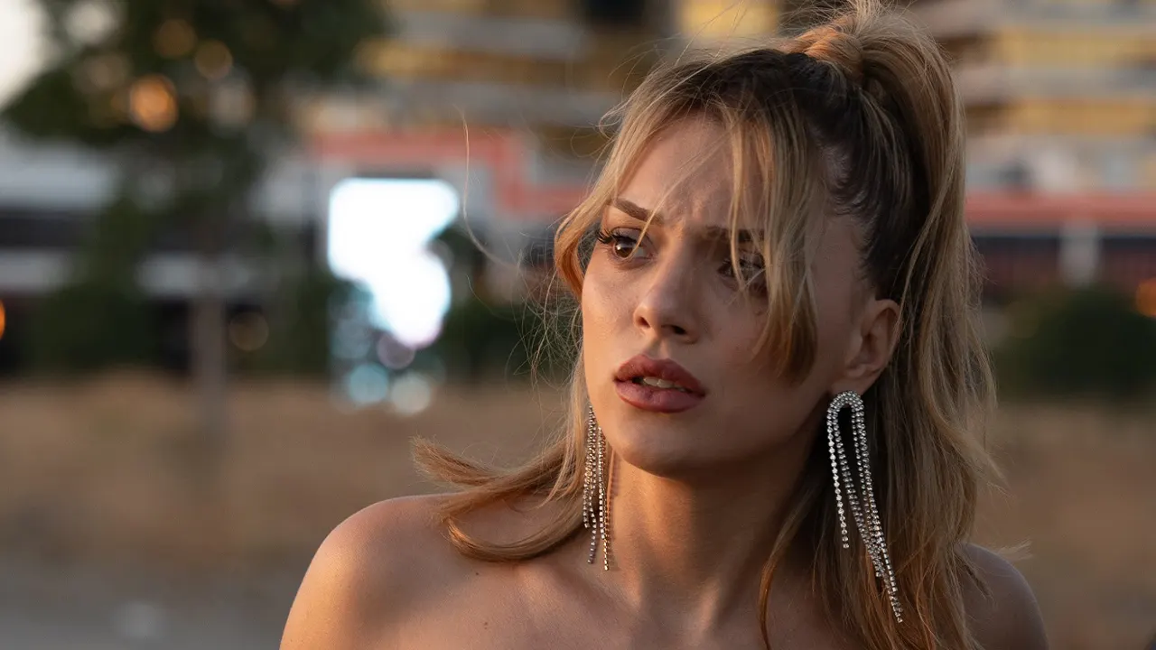 Sera Kutlubey como Merjan na segunda temporada de Meu Nome é Farah