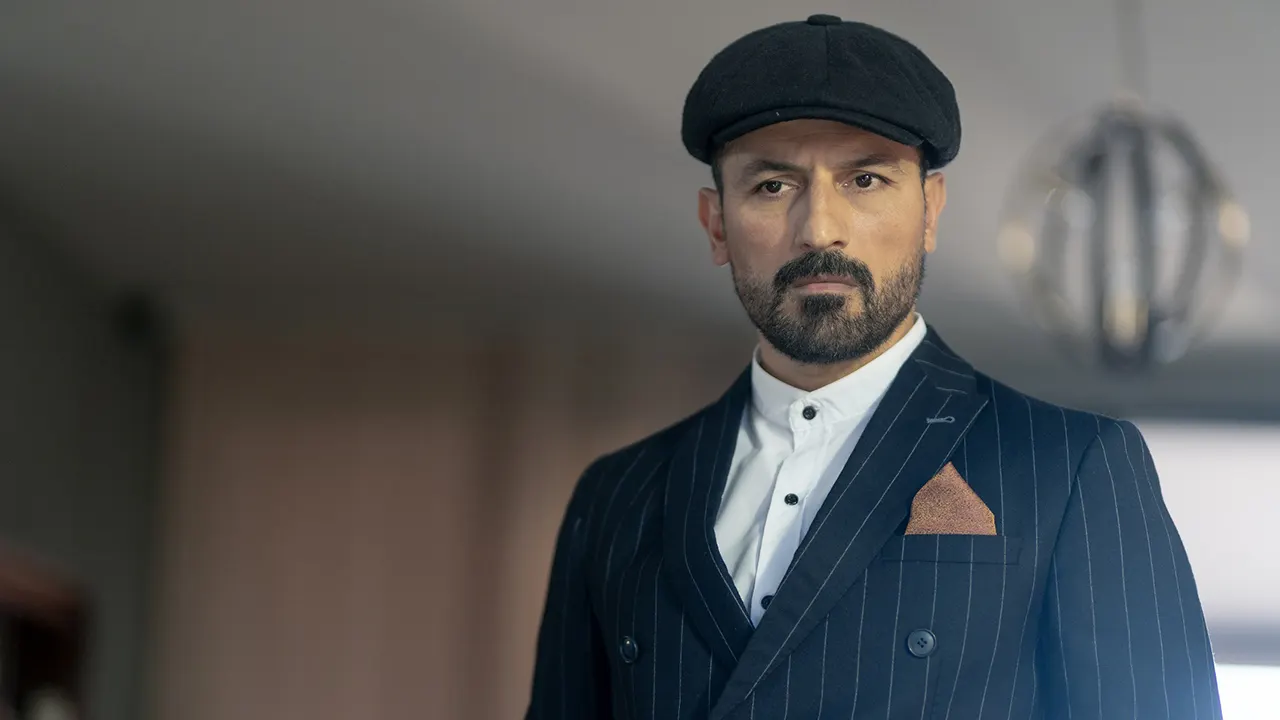 Feyyaz Duman como Behnam na segunda temporada de Meu Nome é Farah