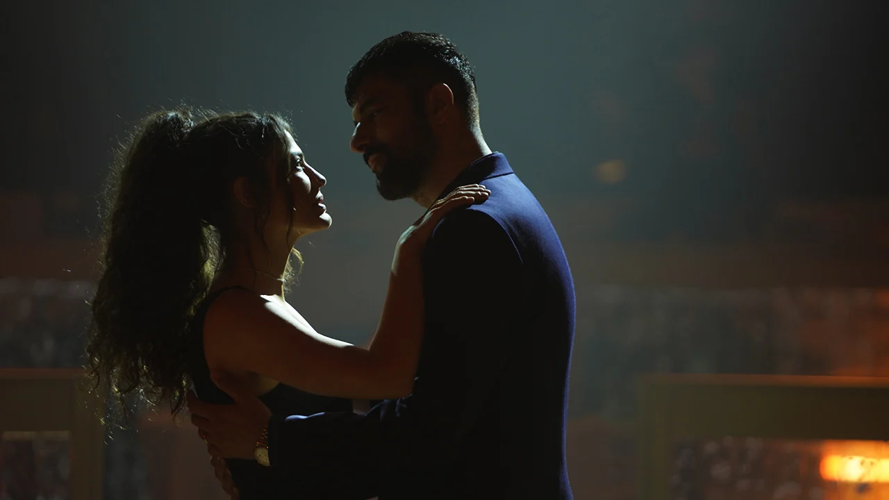 Demet Özdemir e Engin Akyürek como Farah e Tahir em Meu Nome é Farah