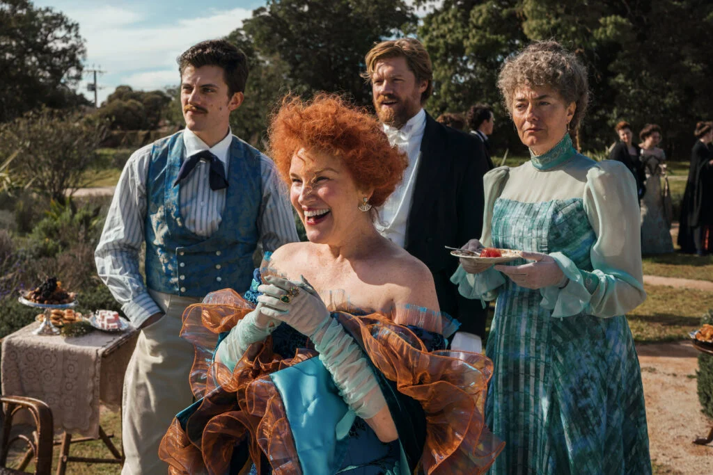 Jake Dunn, Kate Mulvany, Alexander England e Anna Chancellor em Minha Carreira Brilhante