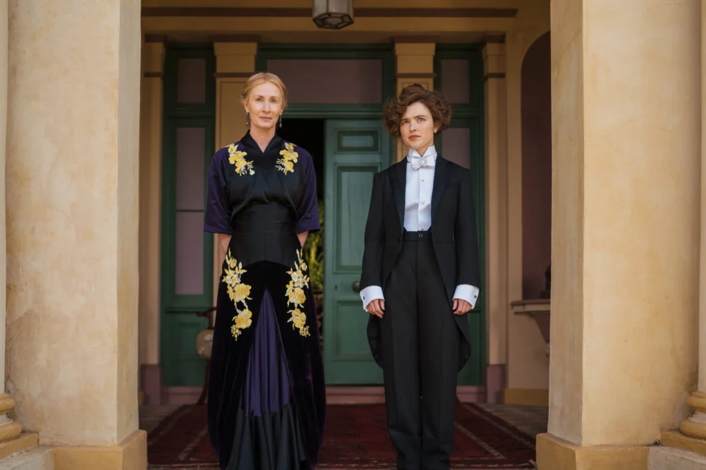 Genevieve O'Reilly como Helen ao lado de Philippa Northeast como Sybylla